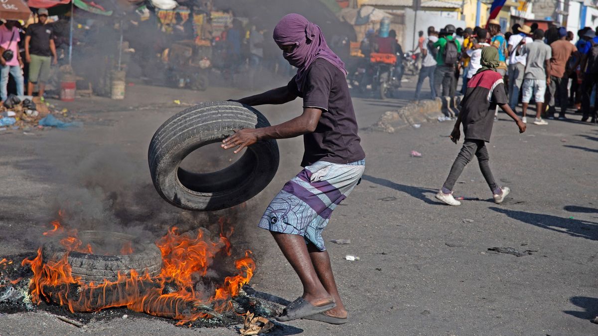 Nepokoje na Haiti se stupňují, USA a Německo evakuovaly diplomaty